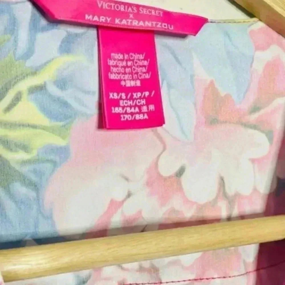 Victoria Secret x Mary Katrantzou Floral
Stripe Satin Kimono Robe size S - Picture 3 of 5